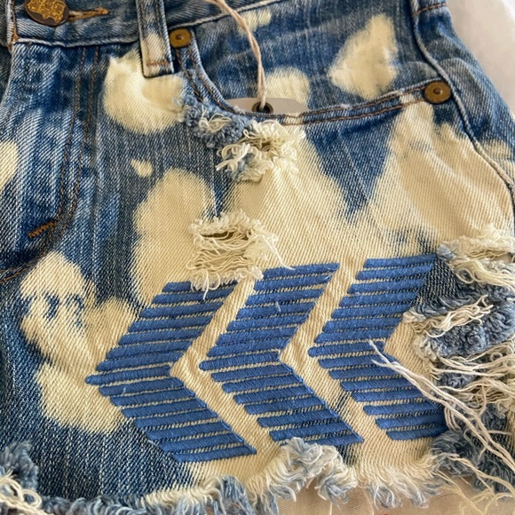 NWT LF Furst of a Kind Levi's Bleached Shorts - Picture 4 of 4